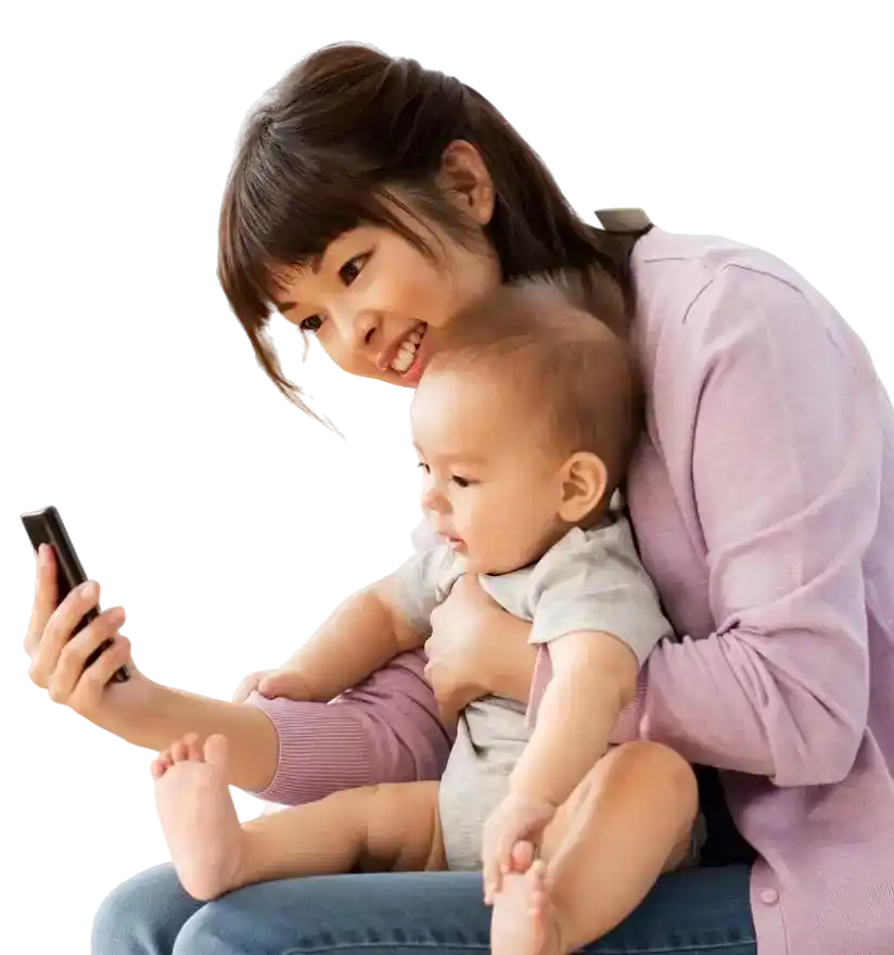 Mãe com criança olhando o celular